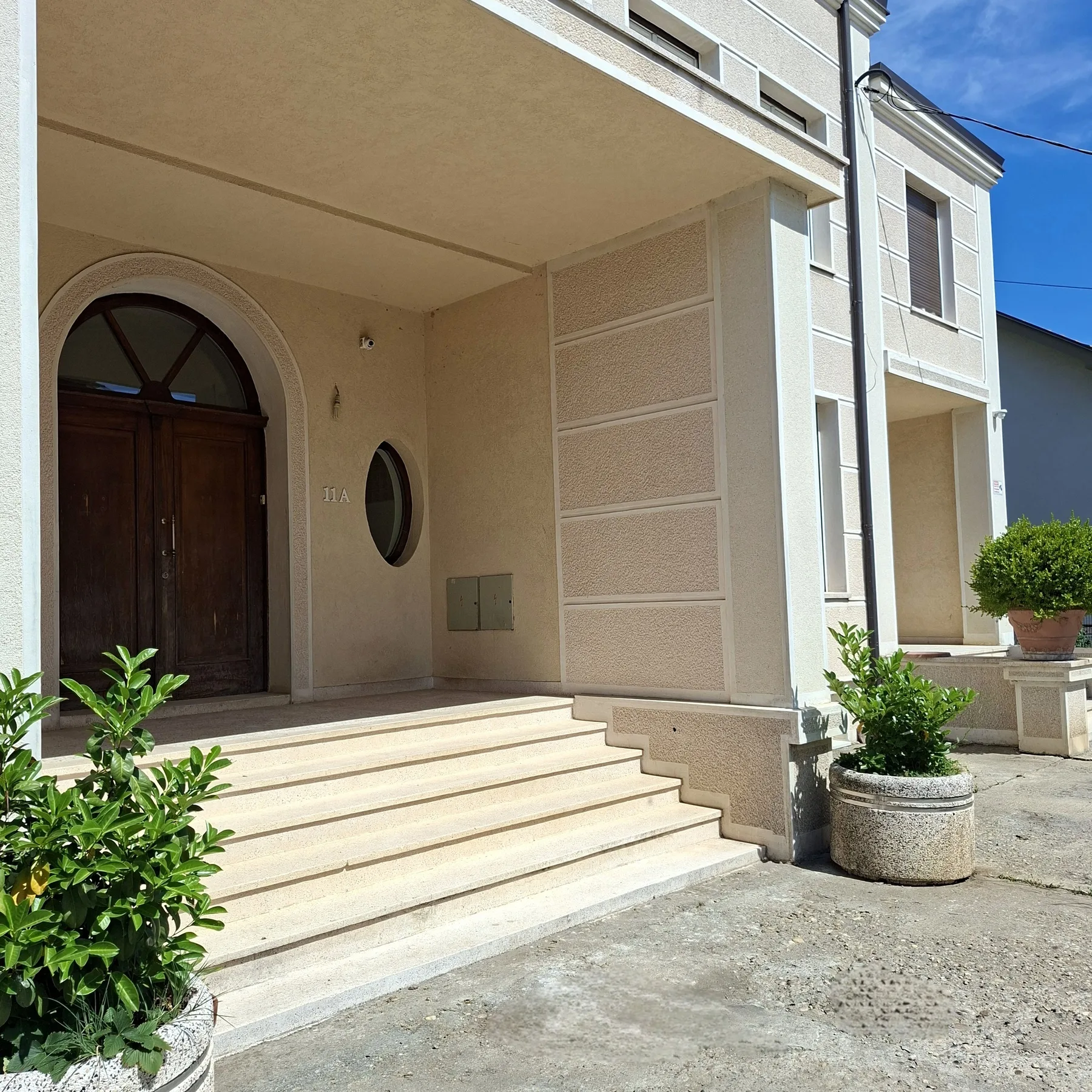 Priora House, formalni ulaz sa stepeništem
